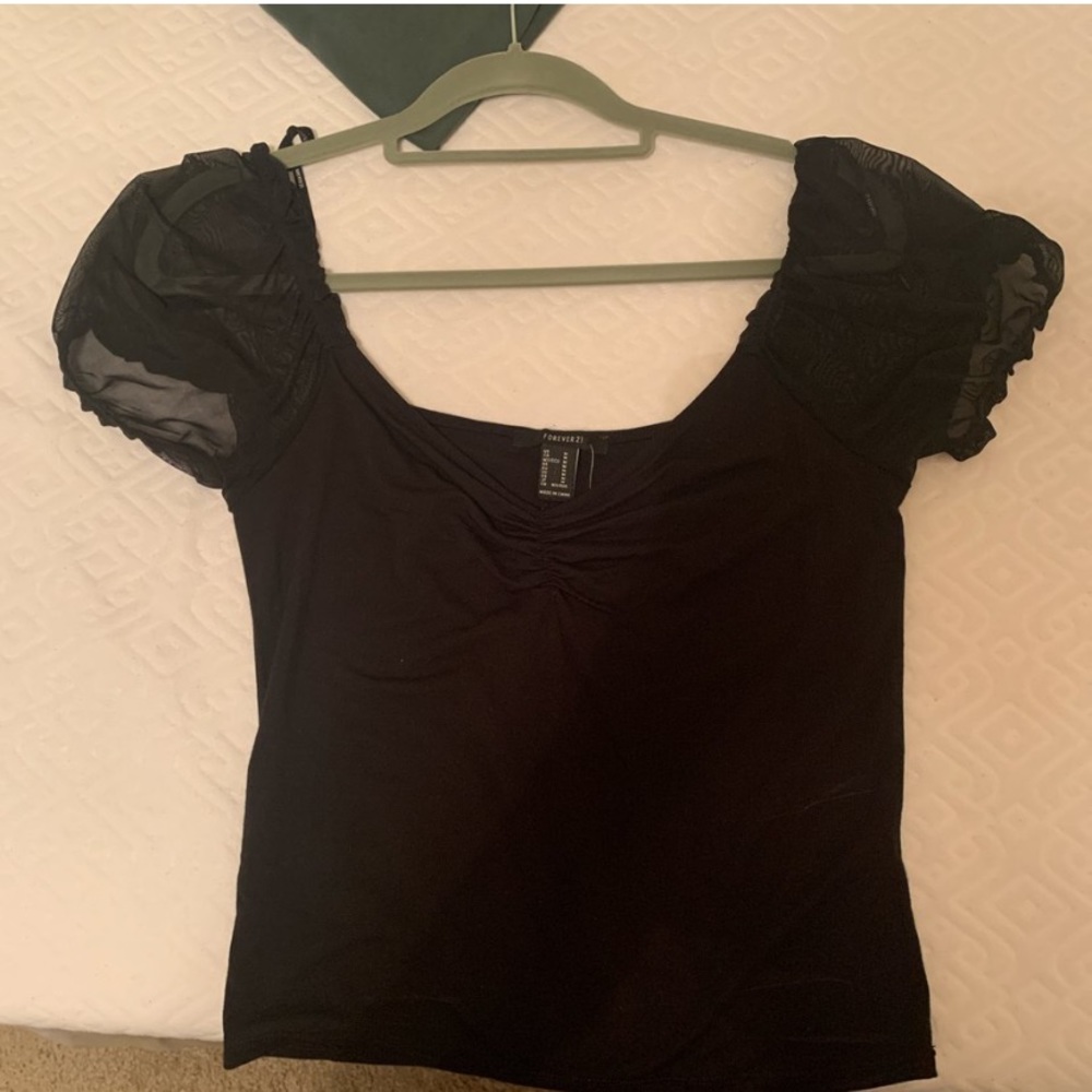 super cute on or off the shoulder top !